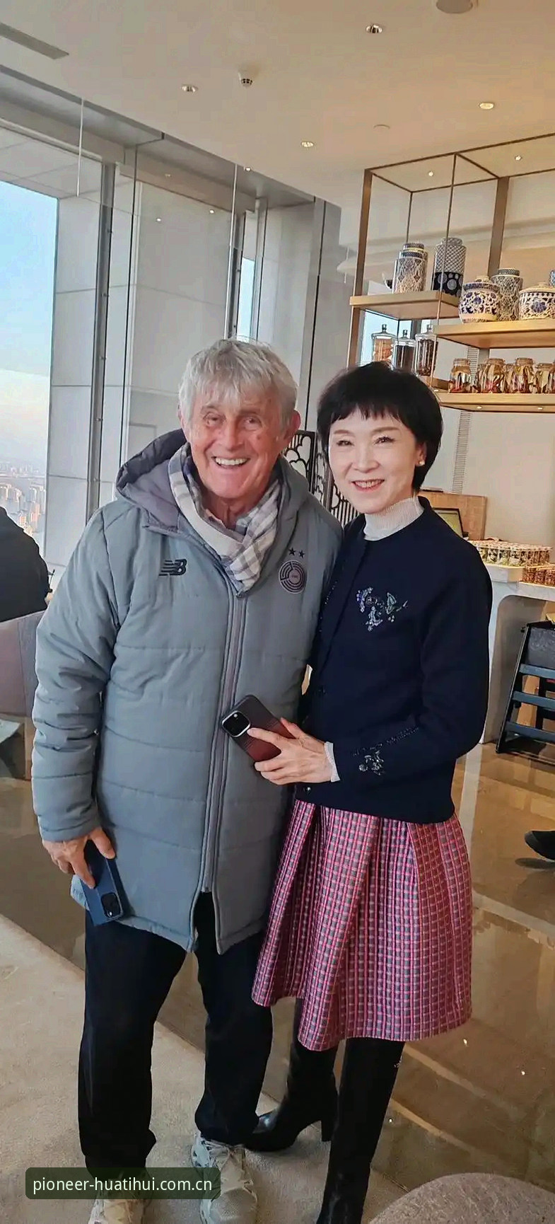 球迷喊你吃饭 vs 送你进监狱：马宁看待观众评价的底层逻辑