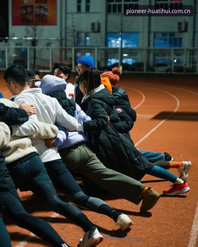 很多人刚接触华体会体育的时候，会习惯性地把所有精力都放在“怎么登录”、“界面熟不熟悉”上，以为这和普通的体育应用没什么两样。结果用了半个月，发现自己还是在看盘口、等比分，和刷网页没什么区别。真正好用的小功能、快捷操作，反而一个也没用上。这不是用户的错，而是安装引导很少会告诉你：“为什么这样装、这样调，你就能看得比别人快、准。”基于我自己从普通版换到中国首倡CN冠名版之后的体验，想把几个核心技巧背后的道理拆开来聊聊。